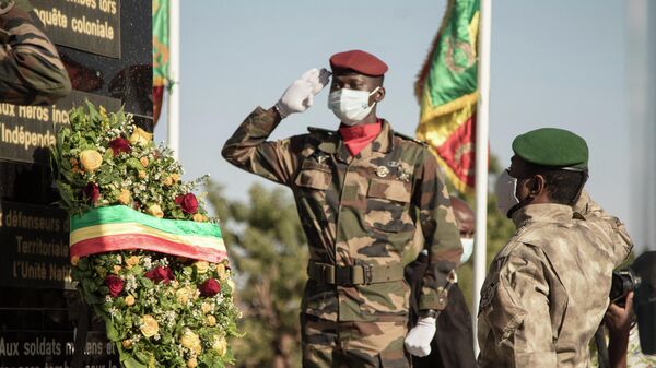 O presidente interino do Mali, coronel Assimi Goita, após colocar uma coroa de flores em monumento, durante a cerimônia de comemoração do dia nacional do Exército, em Kati, no Mali, em 20 de janeiro de 2022. - Sputnik Brasil