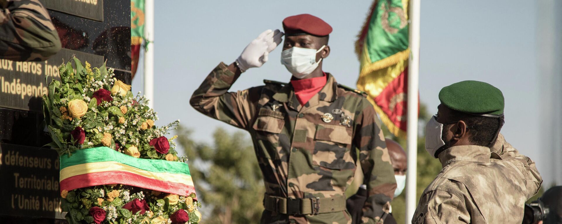 O presidente interino do Mali, coronel Assimi Goita, após colocar uma coroa de flores em monumento, durante a cerimônia de comemoração do dia nacional do Exército, em Kati, no Mali, em 20 de janeiro de 2022. - Sputnik Brasil, 1920, 05.05.2022
