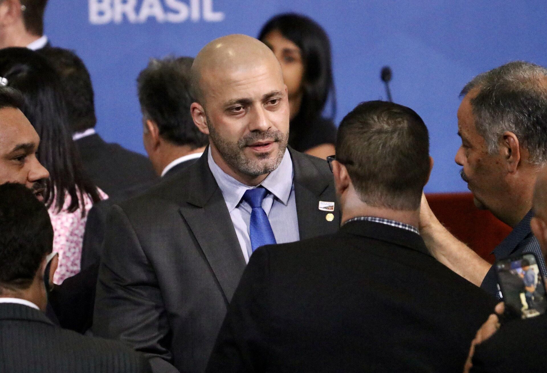 Daniel Silveira é cercado por aliados bolsonaristas no Palácio do Planalto, em 4 de maio de 2022.  - Sputnik Brasil, 1920, 05.05.2022