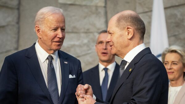 O chanceler alemão Olaf Scholz (3ª esquerda) gesticula ao lado do presidente dos EUA Joe Biden (esquerda) em Bruxelas em 24 de março de 2022 - Sputnik Brasil