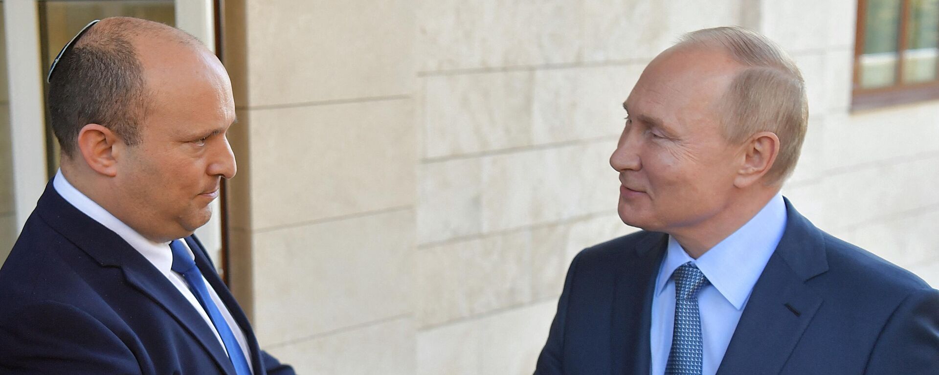 O presidente russo Vladimir Putin (D) cumprimenta o primeiro-ministro israelense Naftali Bennett durante sua reunião, em Sochi, em 22 de outubro de 2021 - Sputnik Brasil, 1920, 05.05.2022