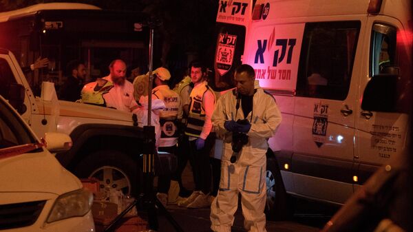 Um policial israelense investiga a cena de um ataque na cidade de Elad, em Israel, 5 de maio de 2022 - Sputnik Brasil