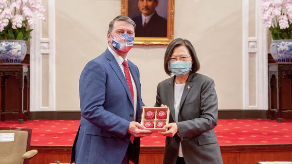 Ronny Jackson, membro da Câmara dos Representantes dos EUA, e Tsai Ing-wen, presidente taiwanesa, posam para foto no Escritório Presidencial de Taiwan em Taipé, 15 de abril de 2022 - Sputnik Brasil