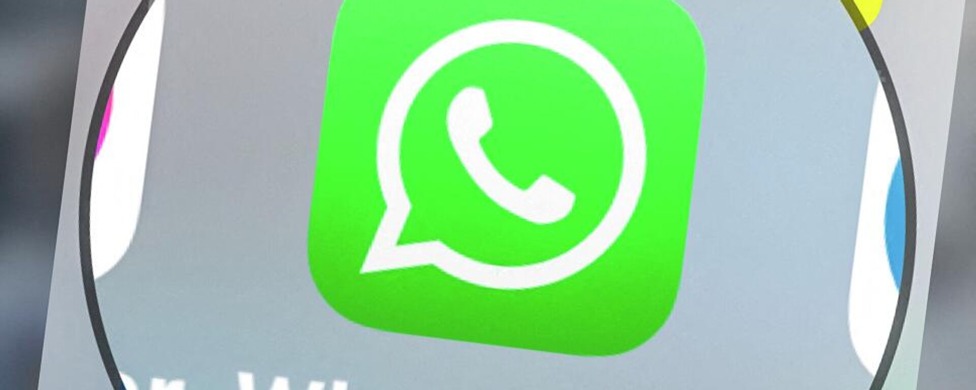 Logotipo do aplicativo de mensagens instantâneas WhatsApp em tablete em Lille, França, 23 de março de 2022 - Sputnik Brasil, 1920, 06.05.2022