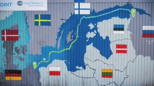 Um contêiner é decorado com um mapa mostrando o gasoduto Nord Stream 2, que deveria entregar gás russo a residências europeias, no parque industrial de Lubmin, nordeste da Alemanha, em 1º de março de 2022 - Sputnik Brasil