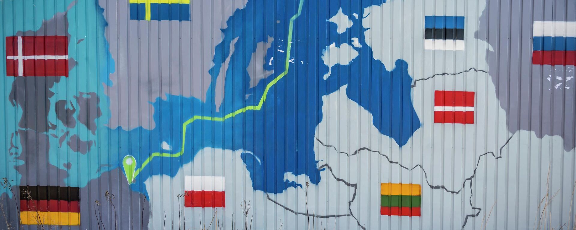 Um contêiner é decorado com um mapa mostrando o gasoduto Nord Stream 2, que deveria entregar gás russo a residências europeias, no parque industrial de Lubmin, nordeste da Alemanha, em 1º de março de 2022 - Sputnik Brasil, 1920, 06.05.2022