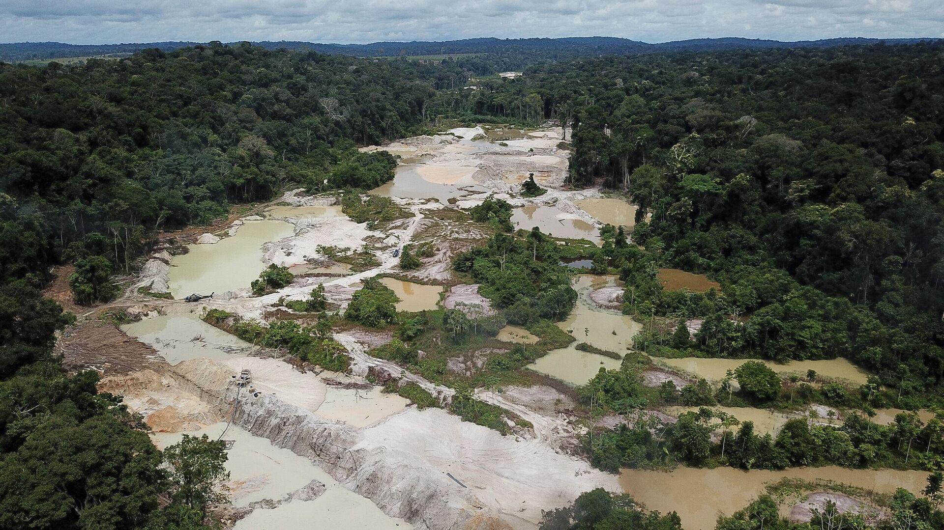 Área de garimpo ilegal na região do rio Crepori, afluente do rio Tapajós, no município de Jacareacanga, no estado Pará, em 15 de fevereiro de 2022 - Sputnik Brasil, 1920, 22.01.2023