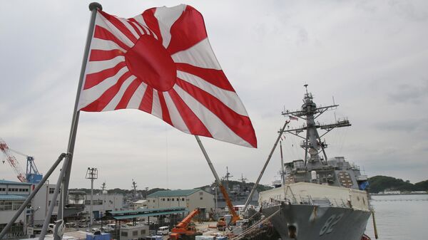 Bandeira do Sol Nascente, a bandeira militar do Japão, içada no navio de desembarque JS Kunisaki da Força Marítima de Autodefesa do Japão - Sputnik Brasil