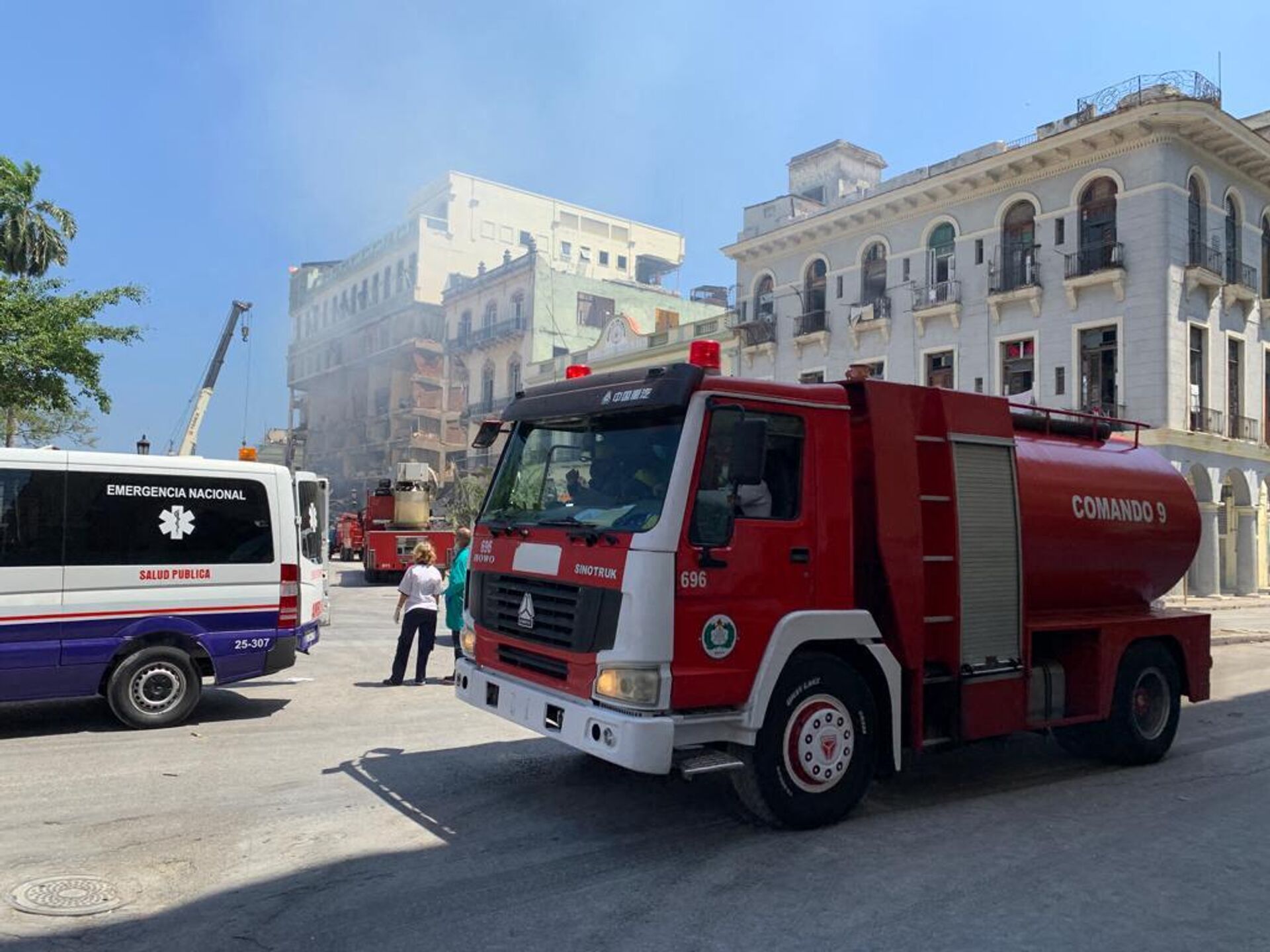Equipes de resgate trabalham após uma explosão no hotel Saratoga, em Havana, em 6 de maio de 2022 - Sputnik Brasil, 1920, 06.05.2022