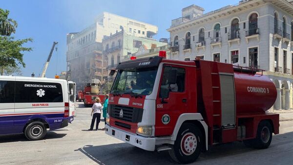 Equipes de resgate trabalham após uma explosão no hotel Saratoga, em Havana, em 6 de maio de 2022 - Sputnik Brasil