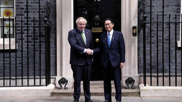 O primeiro-ministro britânico Boris Johnson, à esquerda, aperta a mão do primeiro-ministro japonês Fumio Kishida antes de sua reunião na 10 Downing Street em Londres, 5 de maio de 2022 - Sputnik Brasil