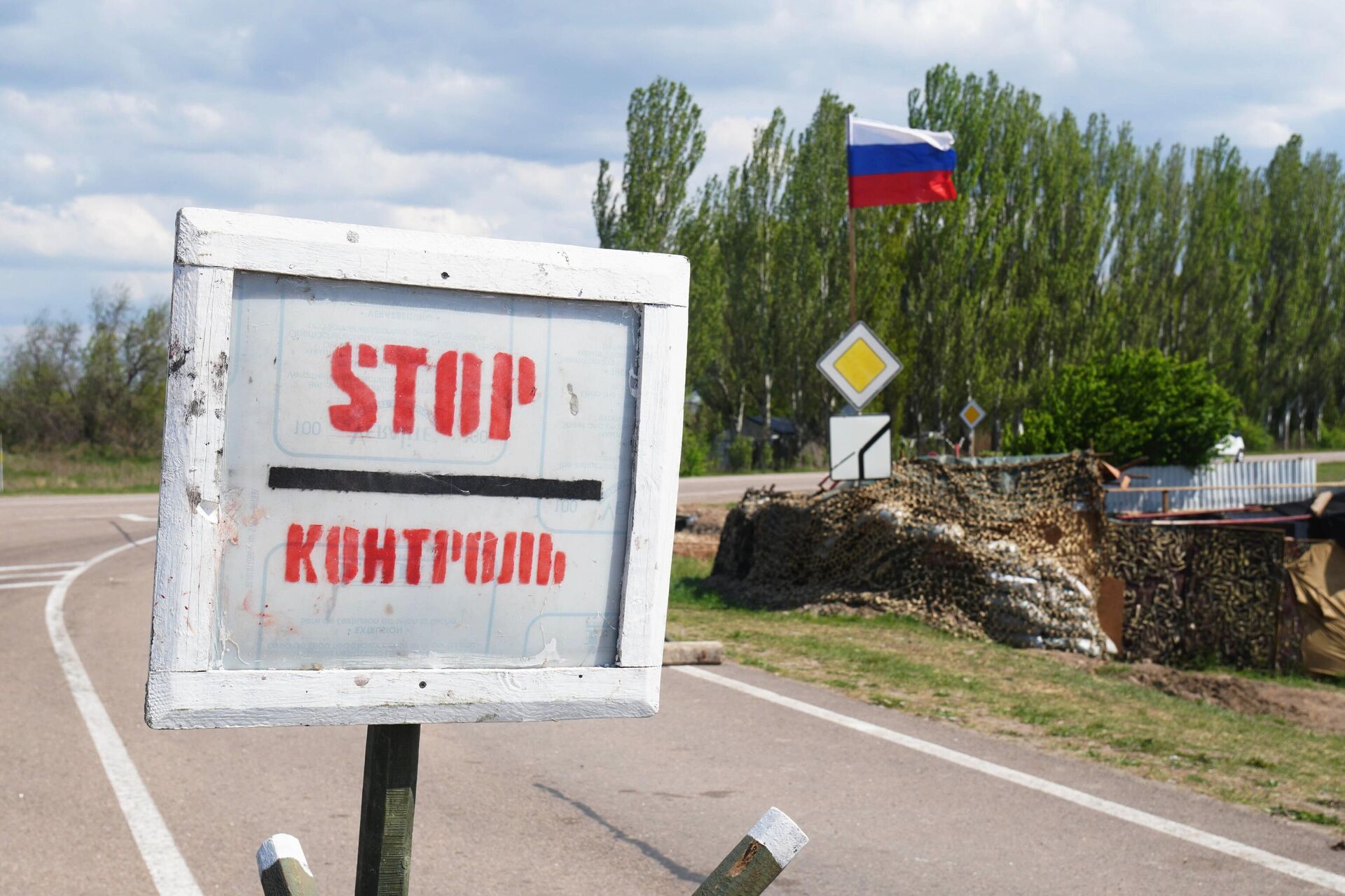 Posto de controle de militares da República Popular de Donetsk, na região de Kherson, Ucrânia, 5 de maio de 2022 - Sputnik Brasil, 1920, 04.06.2022