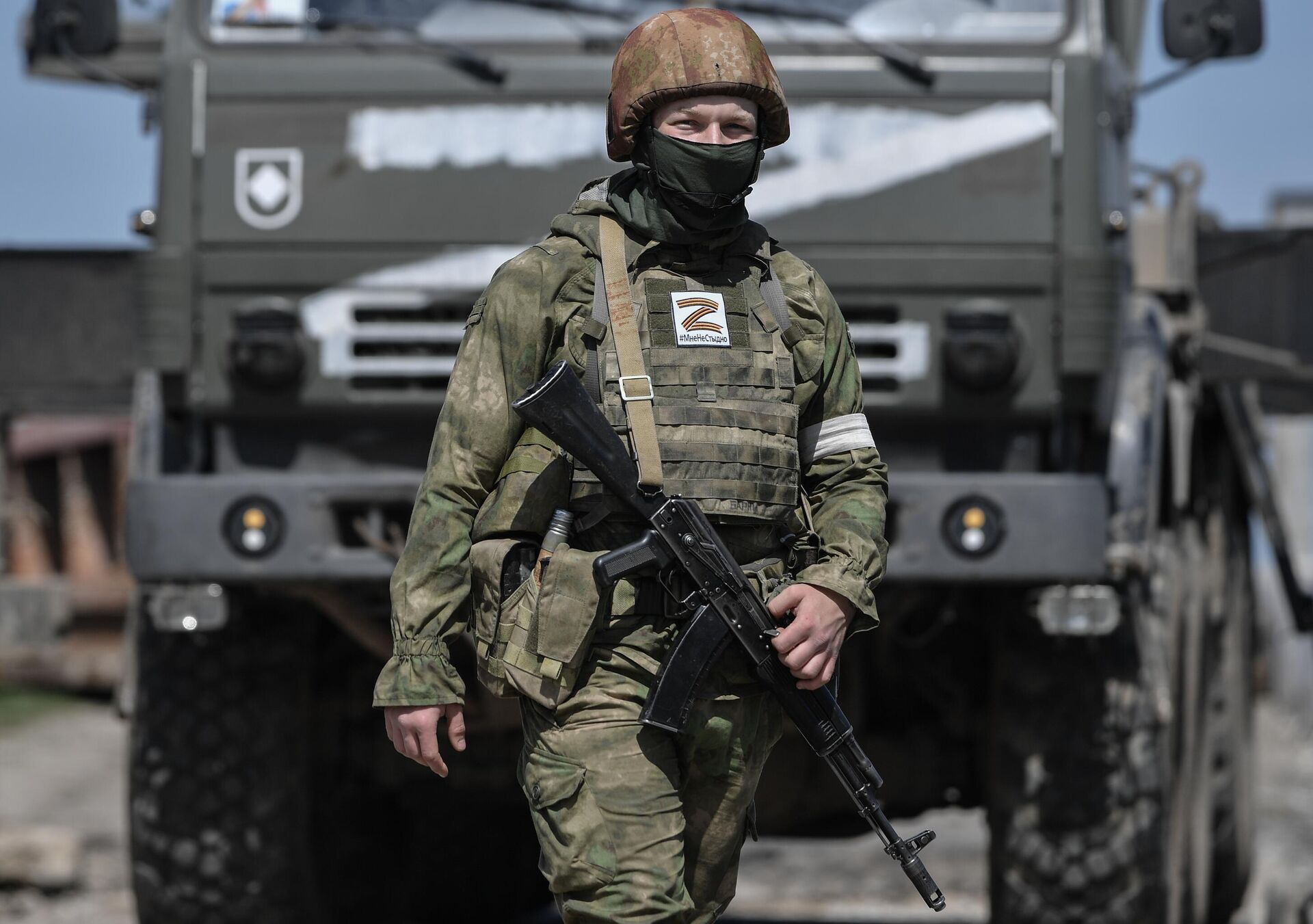Um soldado das tropas de engenharia do Distrito Militar do Sul mantém guarda no local da restauração do Canal Norte da Crimeia, na região de Kherson, Ucrânia, 25 de abril de 2022 - Sputnik Brasil, 1920, 08.06.2022