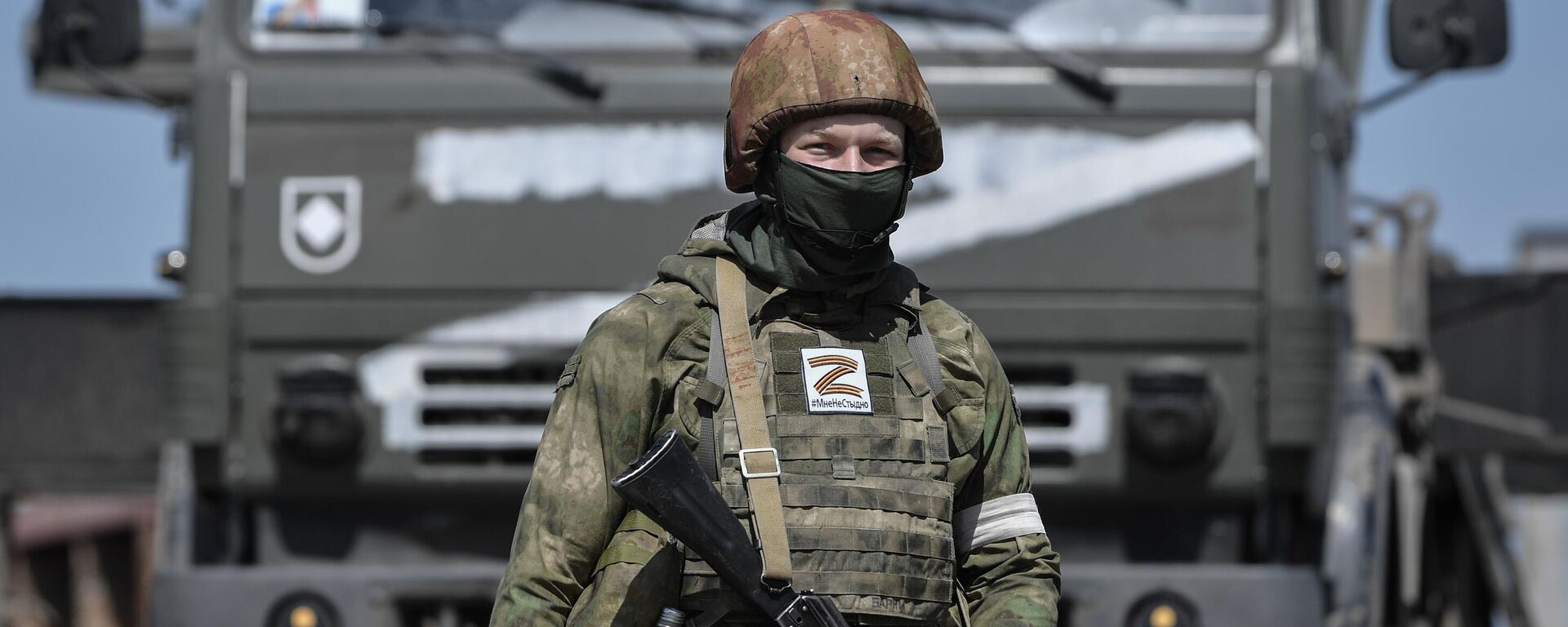 Um soldado das tropas de engenharia do Distrito Militar do Sul mantém guarda no local da restauração do Canal Norte da Crimeia, na região de Kherson, Ucrânia, 25 de abril de 2022 - Sputnik Brasil, 1920, 14.04.2023