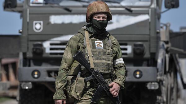 Soldado das tropas de engenharia do Distrito Militar do Sul mantém guarda no local da restauração do Canal Norte da Crimeia, na região de Kherson, Ucrânia, 25 de abril de 2022 - Sputnik Brasil
