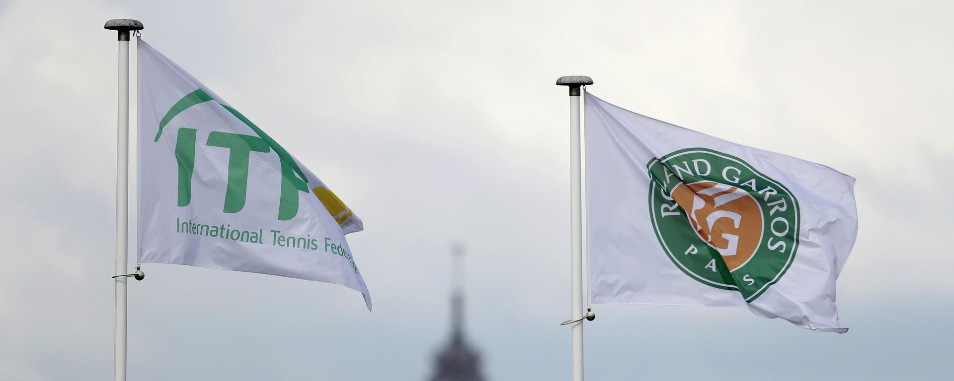 As bandeiras da Federação Internacional de Tênis (ITF, na sigla em inglês) e do torneiro Roland Garros com a torre Eiffel no fundo, em Paris, França, 29 de maio de 2017. - Sputnik Brasil, 1920, 07.05.2022