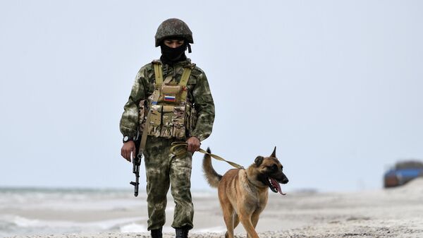 Cinólogo russo patrulha praia na região de Kherson, 4 de maio de 2022 - Sputnik Brasil