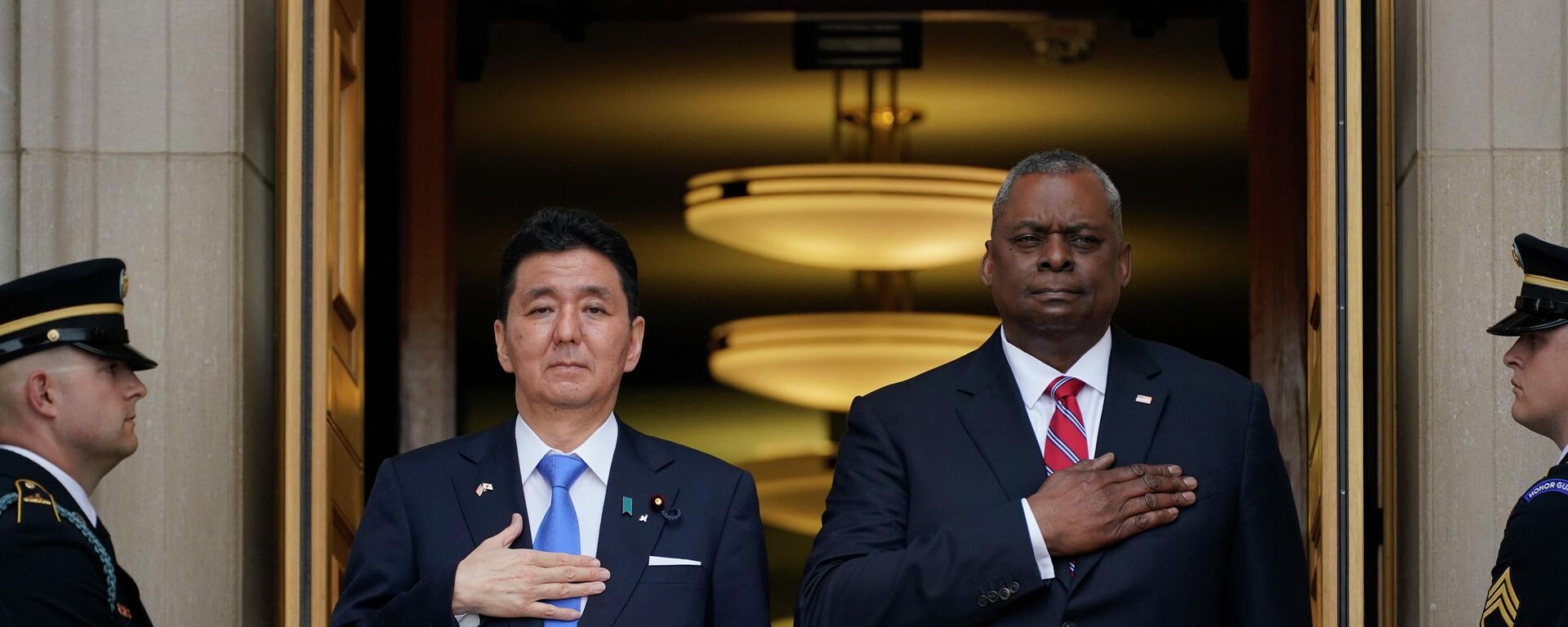 O ministro da Defesa do Japão, Nobuo Kishi (à esquerda), e o secretário de Defesa dos EUA, Lloyd Austin (à direita), participam de cerimônia durante encontro em Washington, 4 de maio de 2022. - Sputnik Brasil, 1920, 07.05.2022