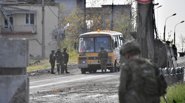 Um ônibus com civis evacuados de Azovstal deixa a área da planta siderúrgica, em Mariupol, República Popular de Donetsk, 6 de maio de 2022 - Sputnik Brasil