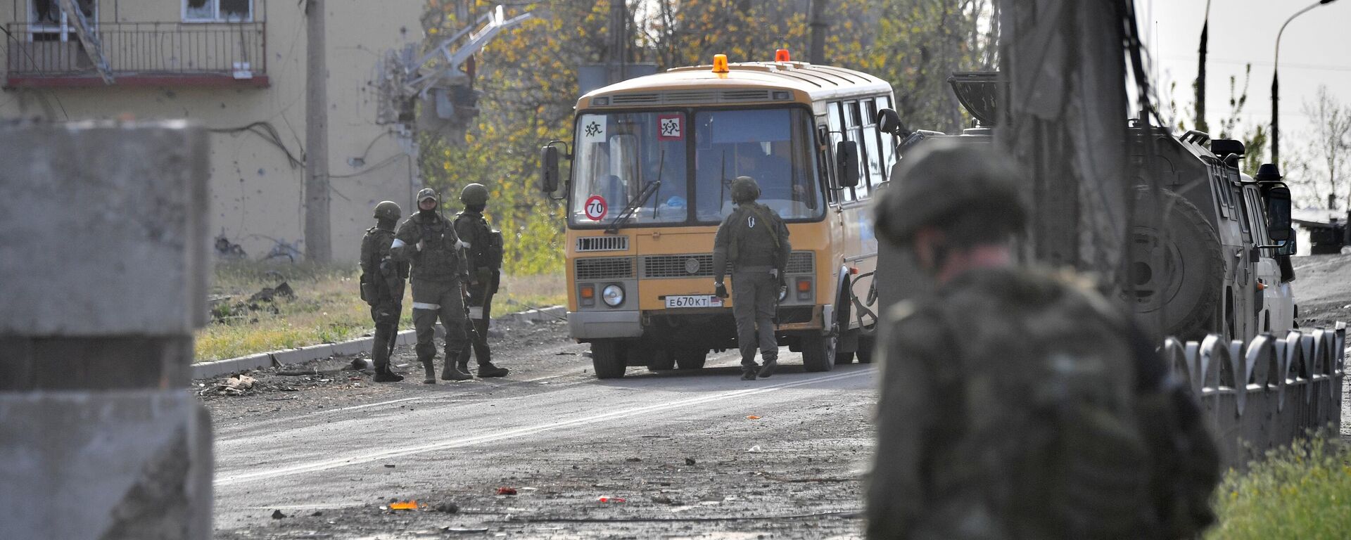 Um ônibus com civis evacuados de Azovstal deixa a área da planta siderúrgica, em Mariupol, República Popular de Donetsk, 6 de maio de 2022 - Sputnik Brasil, 1920, 07.05.2022