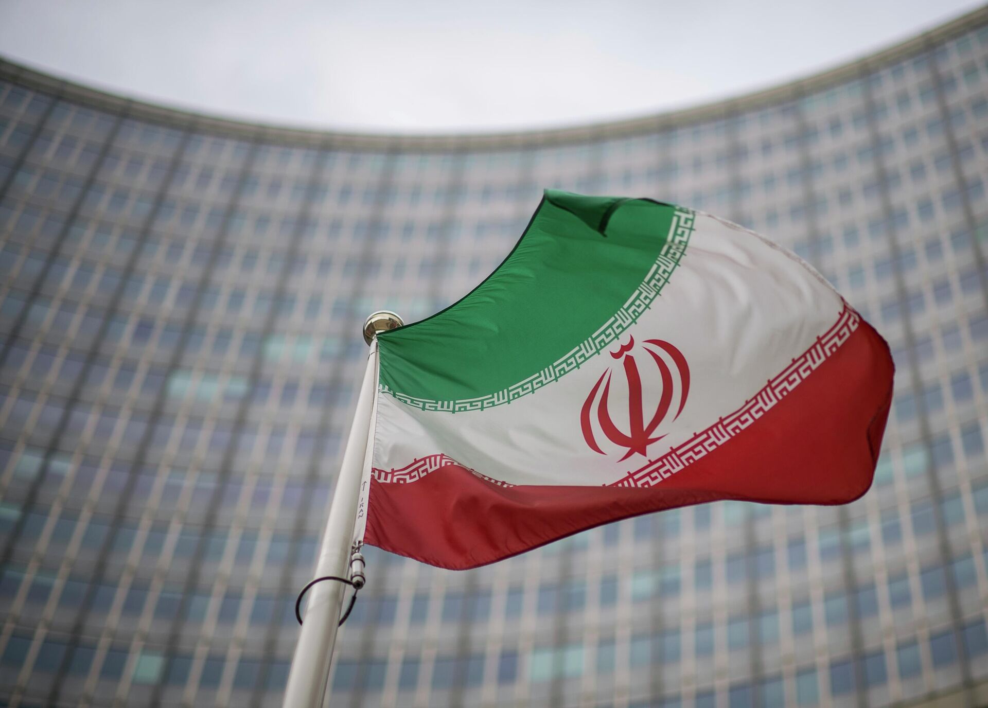 Bandeira do Irã ondula em frente ao prédio da Agência Internacional de Energia Atômica (AIEA), em Viena, na Áustria, em 17 de dezembro de 2021 - Sputnik Brasil, 1920, 16.05.2022