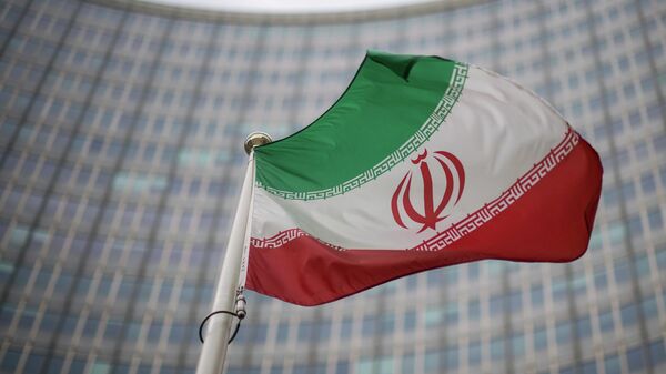 Bandeira do Irã tremula em frente ao prédio da Agência Internacional de Energia Atômica (AIEA), em Viena, na Áustria, em 17 de dezembro de 2021 (foto de arquivo) - Sputnik Brasil