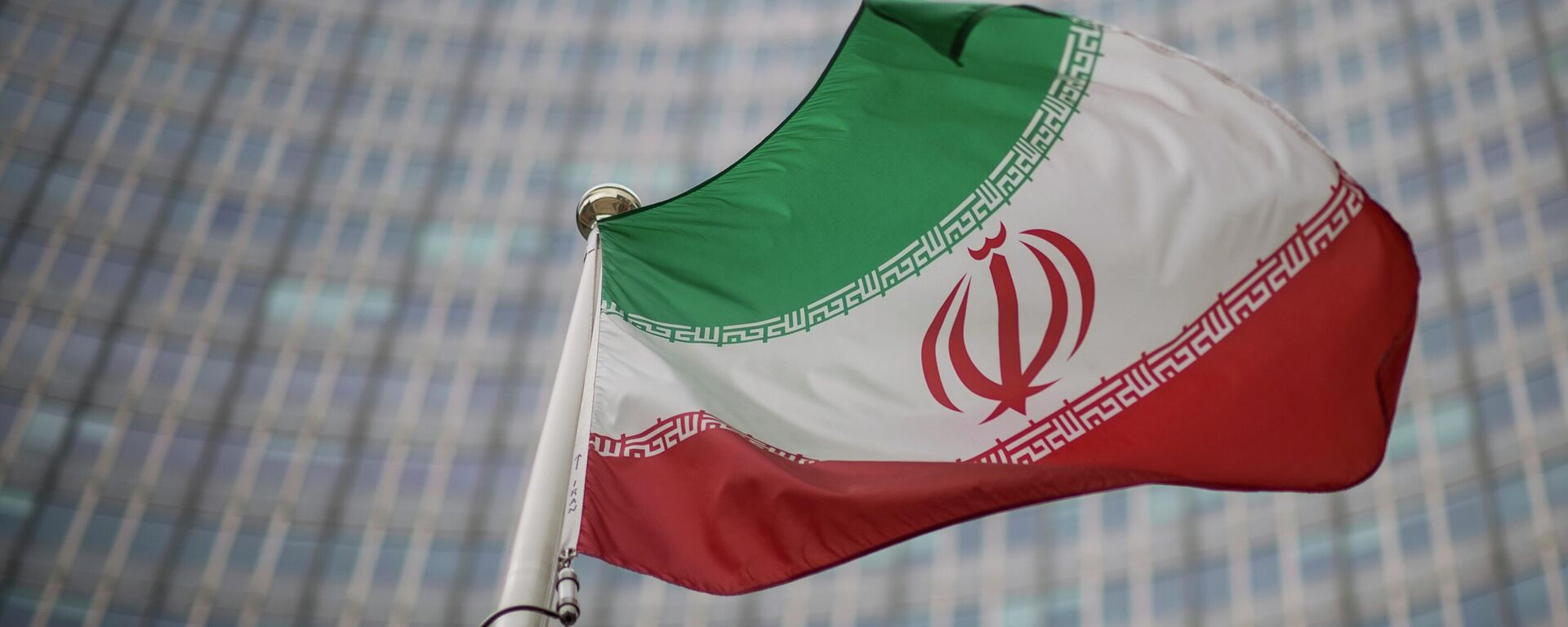 Bandeira do Irã ondula em frente ao prédio da Agência Internacional de Energia Atômica (AIEA), em Viena, na Áustria, em 17 de dezembro de 2021 - Sputnik Brasil, 1920, 07.12.2022