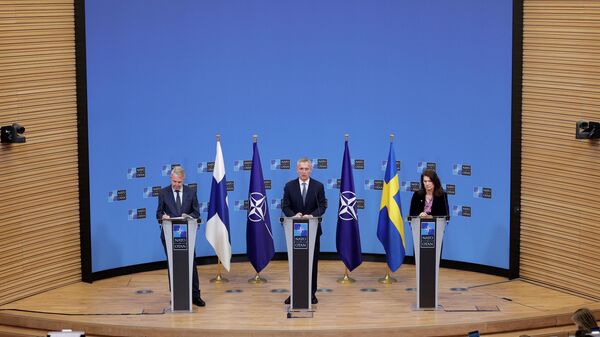 Jens Stoltenberg, secretário-geral da OTAN (no centro), fala em coletiva de imprensa com Pekka Haavisto (à esquerda) e Ann Linde (à direita), ministros das Relações Exteriores da Suécia e da Finlândia, respetivamente, na sede do bloco militar em Bruxelas, Bélgica, 24 de janeiro de 2022 - Sputnik Brasil