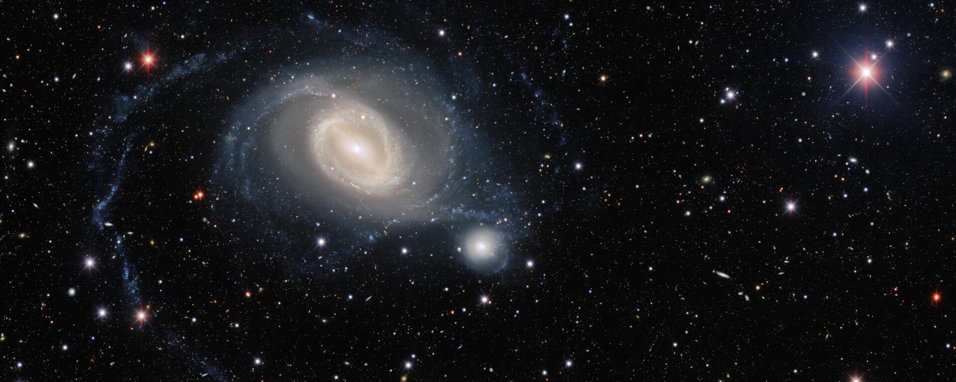 O par de galáxias em interação NGC 1512 e NGC 1510 no centro da imagem da Dark Energy Camera, um imageador de campo amplo de última geração do Telescópio Víctor M. Blanco no Observatório Interamericano Cerro Tololo - Sputnik Brasil, 1920, 08.05.2022