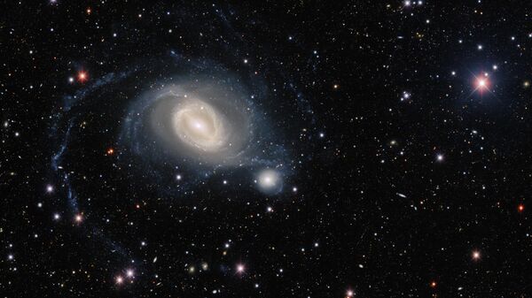 O par de galáxias em interação NGC 1512 e NGC 1510 no centro da imagem da Dark Energy Camera, um imageador de campo amplo de última geração do Telescópio Víctor M. Blanco no Observatório Interamericano Cerro Tololo - Sputnik Brasil