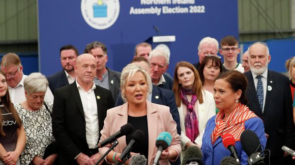Michelle O'Neill, do Sinn Fein, à esquerda, e a líder do partido, Mary Lou McDonald, falam com a mídia no centro de contagem eleitoral do Medow Bank, em Magherafelt, Irlanda do Norte, 7 de maio de 2022 - Sputnik Brasil