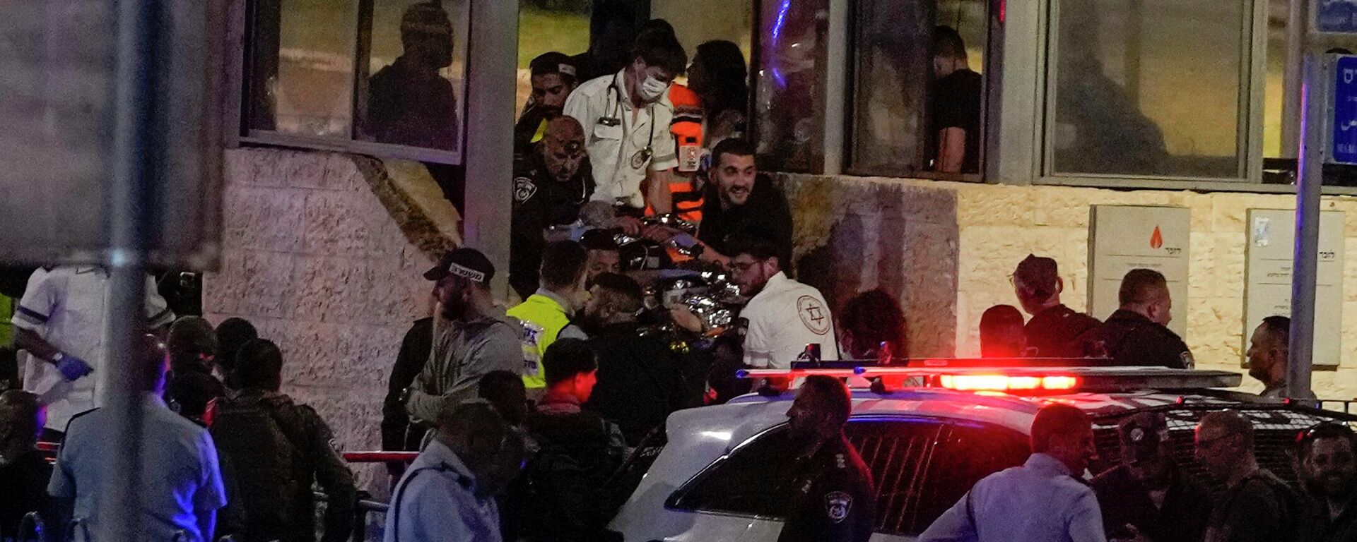 Movimentação de policiais e paramédicos israelenses em uma torre de controle da polícia próximo ao Portão de Damasco, na Cidade Velha, em Jerusalém, 8 de maio de 2022 - Sputnik Brasil, 1920, 08.05.2022