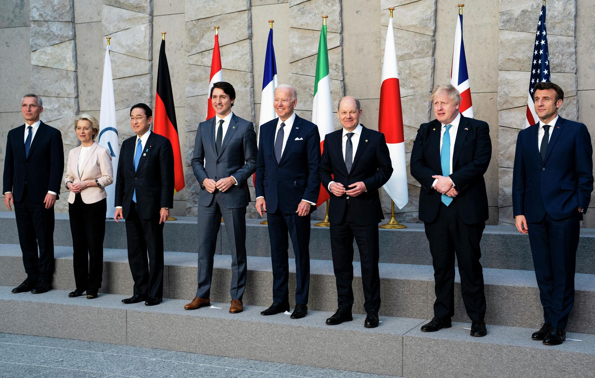 Da esquerda para a direita: o secretário-geral da OTAN, Jens Stoltenberg; a presidente da Comissão Europeia, Ursula von der Leyen; o primeiro-ministro do Japão, Fumio Kishida; o primeiro-ministro do Canadá, Justin Trudeau; o presidente dos EUA, Joe Biden; o chanceler da Alemanha, Olaf Scholz; o primeiro-ministro britânico, Boris Johnson; e o presidente da França, Emmanuel Macron. Os representantes posam para uma foto de grupo dos líderes do G7 durante cúpula da OTAN, em Bruxelas, Bélgica, 24 de março de 2022 - Sputnik Brasil, 1920, 20.01.2023