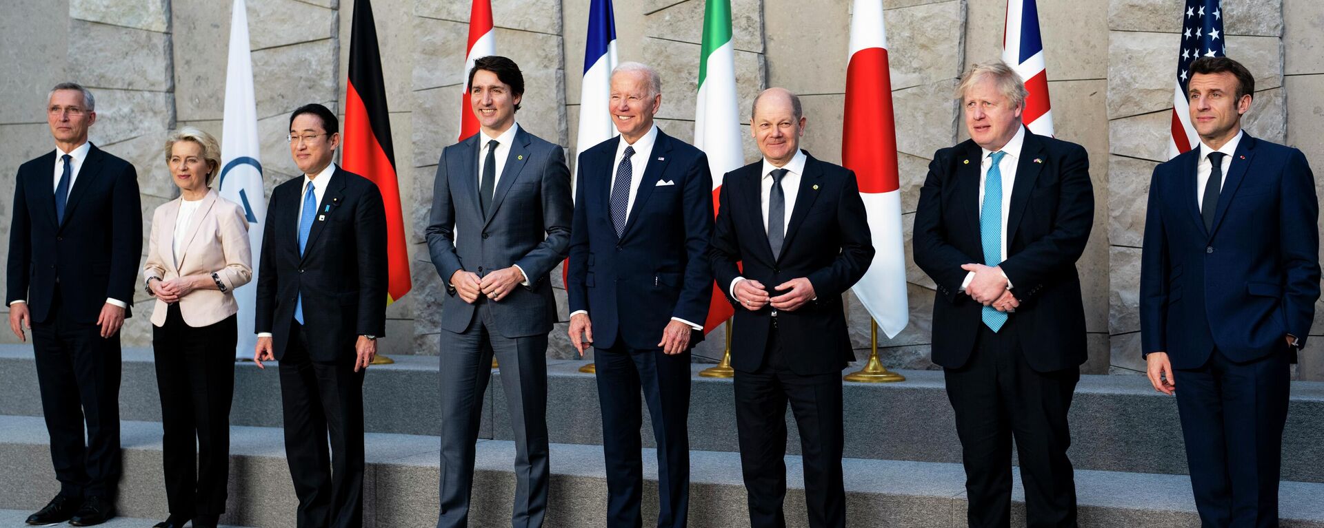 Da esquerda para a direita: o secretário-geral da OTAN, Jens Stoltenberg; a presidente da Comissão Europeia, Ursula von der Leyen; o primeiro-ministro do Japão, Fumio Kishida; o primeiro-ministro do Canadá, Justin Trudeau; o presidente dos EUA, Joe Biden; o chanceler da Alemanha, Olaf Scholz; o primeiro-ministro britânico, Boris Johnson; e o presidente da França, Emmanuel Macron. Os representantes posam para uma foto de grupo dos líderes do G7 durante cúpula da OTAN, em Bruxelas, Bélgica, 24 de março de 2022 - Sputnik Brasil, 1920, 08.05.2022