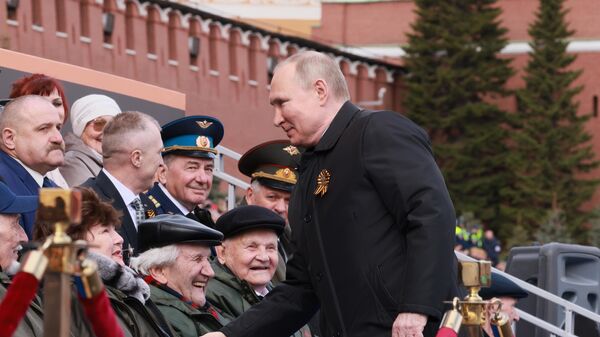 Presidente Vladimir Putin saúda os veteranos antes do desfile militar que marca o 77º aniversário da vitória na Grande Guerra pela Pátria - Sputnik Brasil
