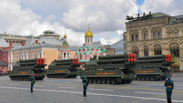 Sistemas tácticos de mísseis antiaéreos autopropulsados Buk-M3 na Praça Vermelha em Moscou - Sputnik Brasil