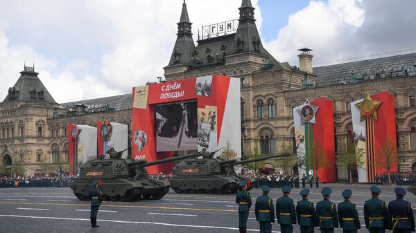 Obuseiros autopropulsados de 152 mm Msta-S na Praça Vermelha em Moscou - Sputnik Brasil
