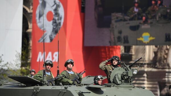 Militares em veículos blindados de transporte de pessoal Rakushka durante o desfile militar na Praça Vermelha em 9 de maio de 2022 - Sputnik Brasil