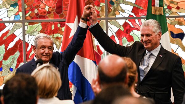 Andrés Manuel López Obrador (à esquerda) e Miguel Diaz-Canel (à direita), presidentes do México e de Cuba, respetivamente, levantam braços durante cerimônia de entrega da ordem de José Marti a Obrador, no Palácio da Revolução em Havana, Cuba, 8 de maio de 2022 - Sputnik Brasil