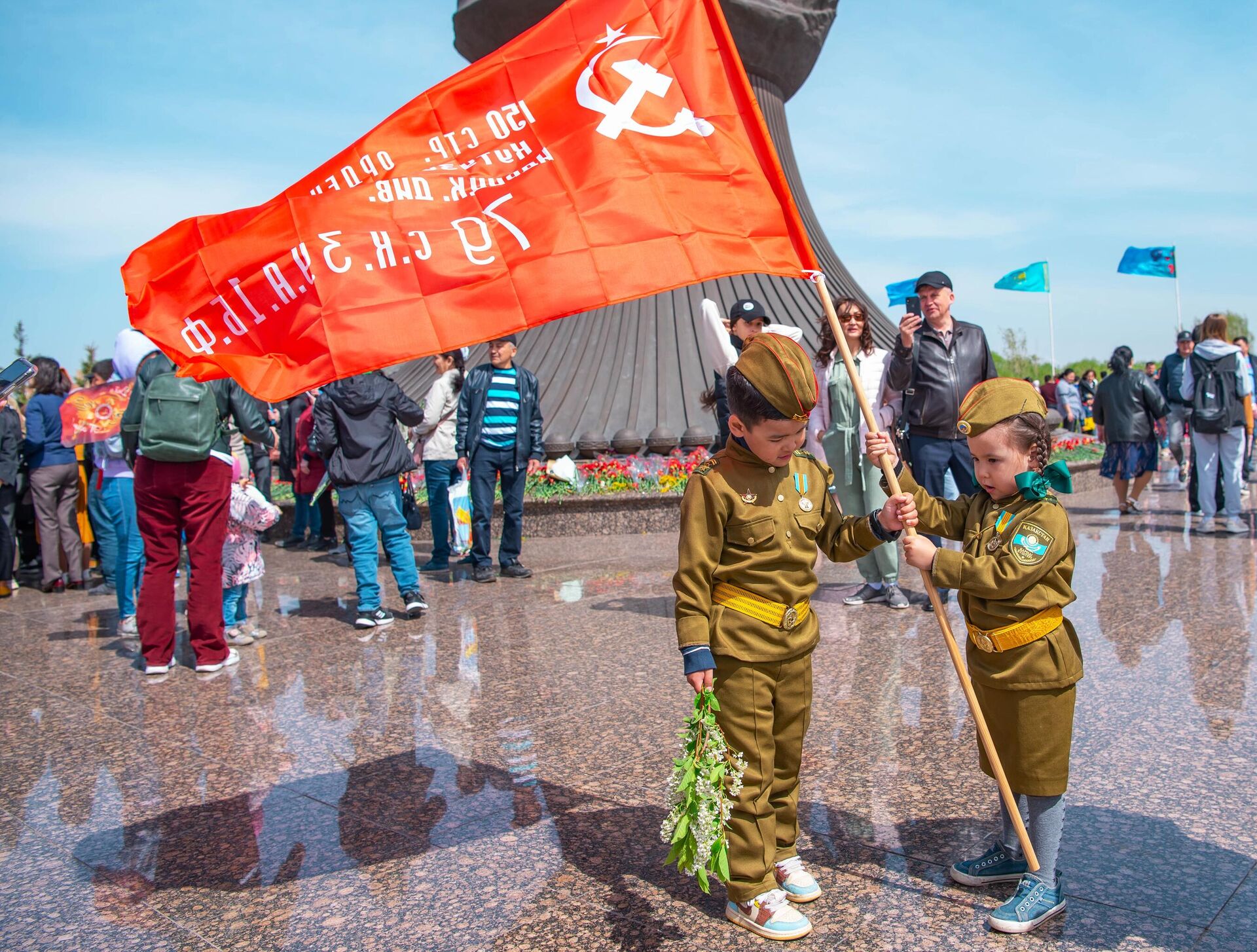 Crianças com o símbolo da vitória na Grande Guerra pela Pátria durante a ação Regimento Imortal em Nur-Sultan, Cazaquistão, 9 de maio de 2022 - Sputnik Brasil, 1920, 09.05.2022