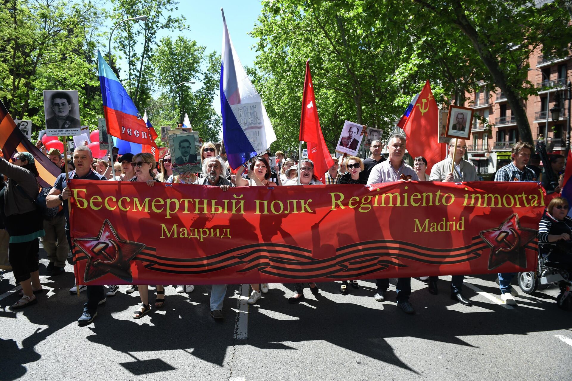 Participantes da marcha do Regimento Imortal em Madri, Espanha, 8 de maio de 2022 - Sputnik Brasil, 1920, 09.05.2022