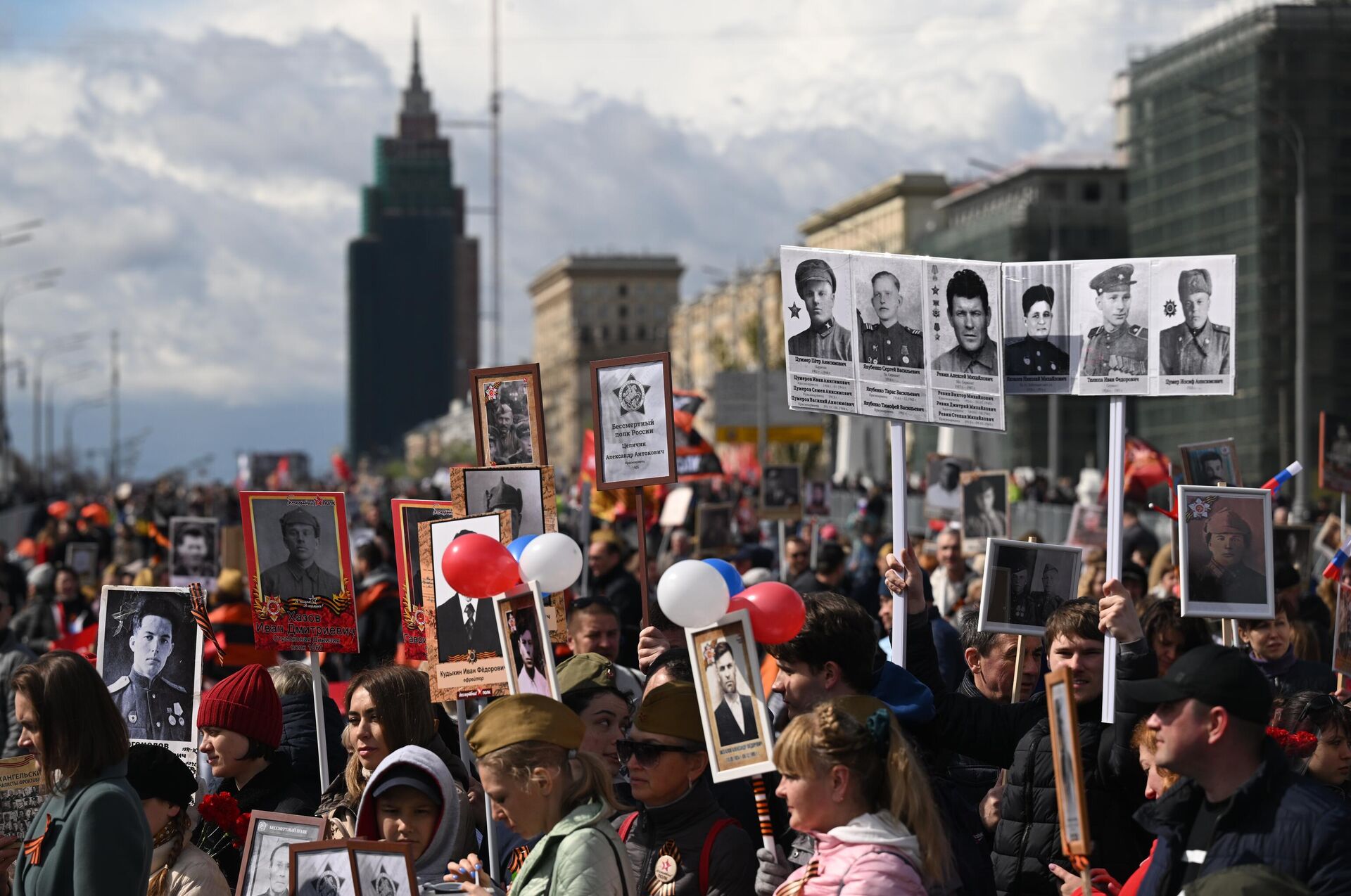Participantes da marcha Regimento Imortal em Moscou, 9 de maio de 2022 - Sputnik Brasil, 1920, 09.05.2022