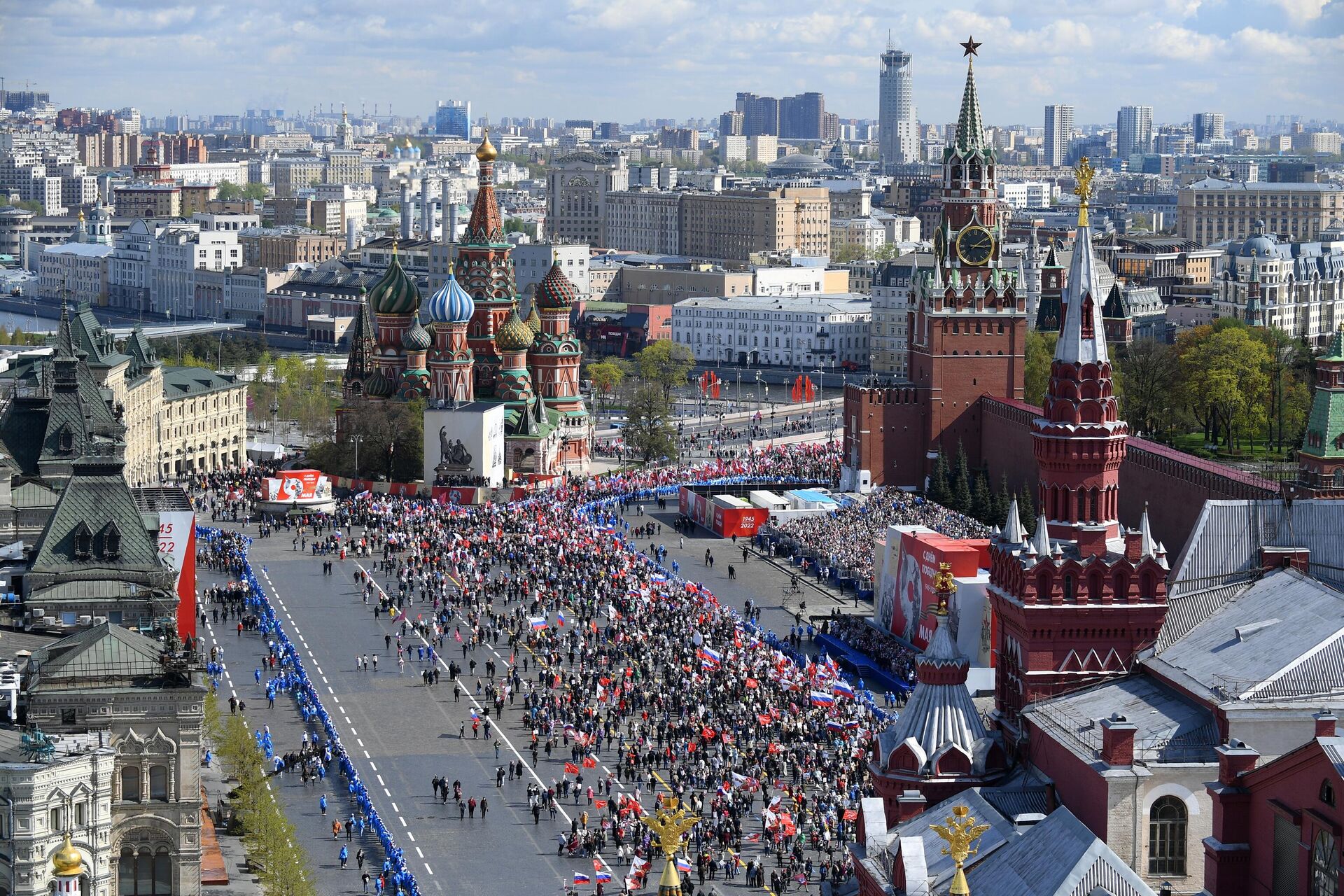 Participantes da marcha Regimento Imortal na Praça Vermelha em Moscou, 9 de maio de 2022 - Sputnik Brasil, 1920, 09.05.2022