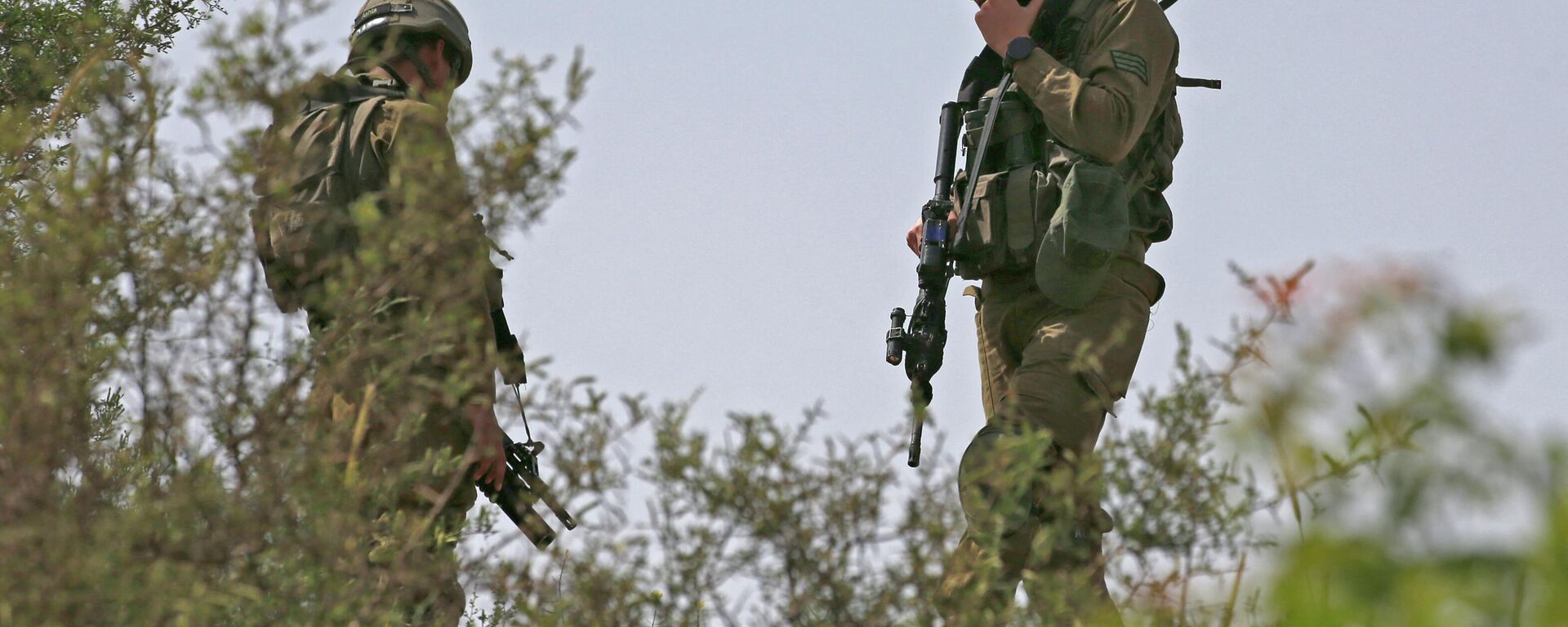 Soldados israelenses estão posicionados perto da cidade de Metula, no norte de Israel, ao longo da fronteira com o Líbano, em 25 de abril de 2022 - Sputnik Brasil, 1920, 09.05.2022