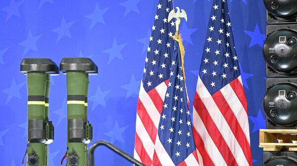 Mísseis antitanque Javelin com bandeiras dos EUA no fundo como pano de fundo da visita de Joe Biden, presidente norte-americano (fora da foto) em uma fábrica que produz as armas em Troy, Alabama, EUA, 3 de maio de 2022 - Sputnik Brasil