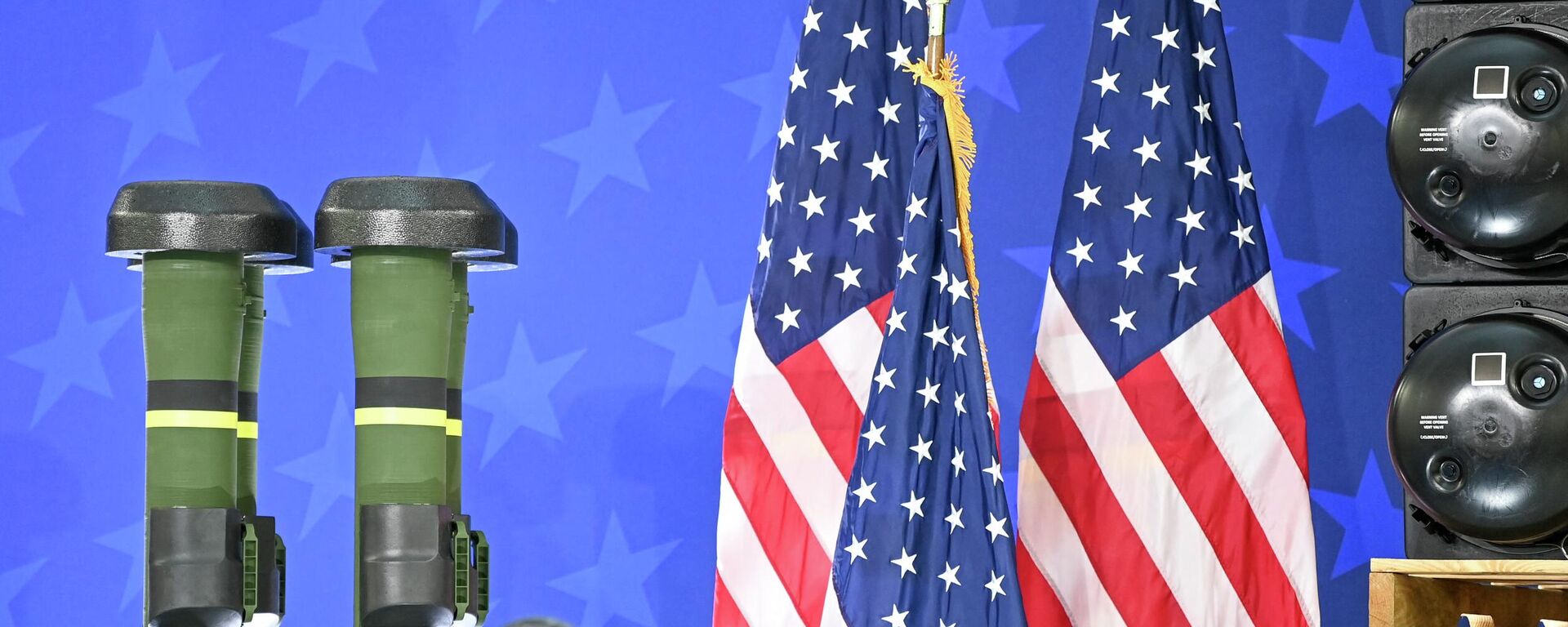Mísseis antitanque Javelin com bandeiras dos EUA no fundo como pano de fundo da visita de Joe Biden, presidente norte-americano (fora da foto) em uma fábrica que produz as armas em Troy, Alabama, EUA, 3 de maio de 2022 - Sputnik Brasil, 1920, 10.05.2022