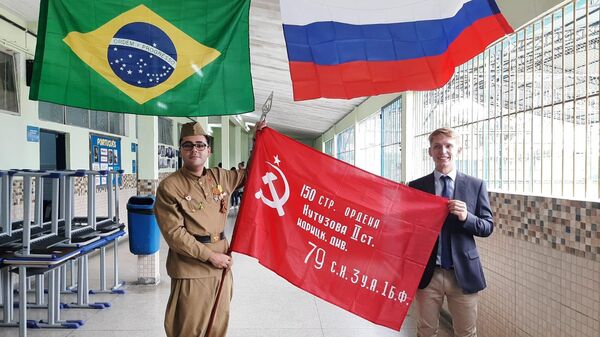 O professor Lucas Rubio, vestido de soldado do Exército Vermelho, e , e Egor Sergachev, chefe do protocolo do Consulado da Rússia no Rio de Janeiro, em 9 de maio de 2022.  - Sputnik Brasil