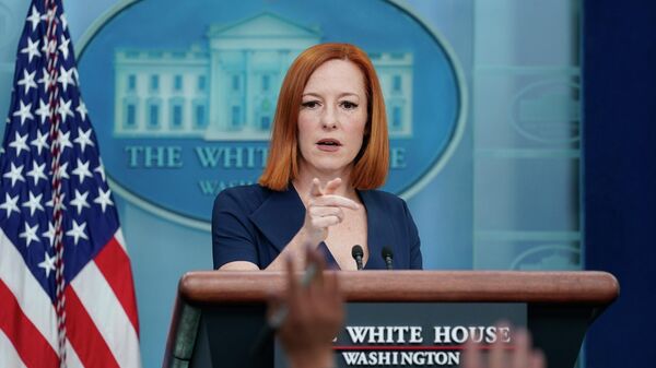 A porta-voz da Casa Branca, Jen Psaki, chama um repórter durante uma coletiva de imprensa, em Washington, EUA, 28 de abril de 2022 - Sputnik Brasil