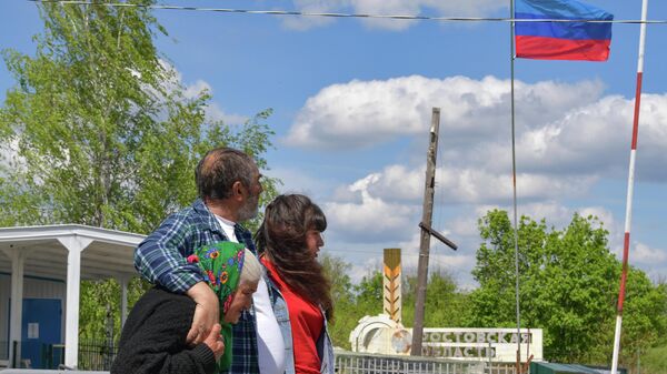 Pessoas passam por um posto alfandegário na vila de Melovoe, República Popular de Lugansk (RPL), 27 de abril de 2022 - Sputnik Brasil