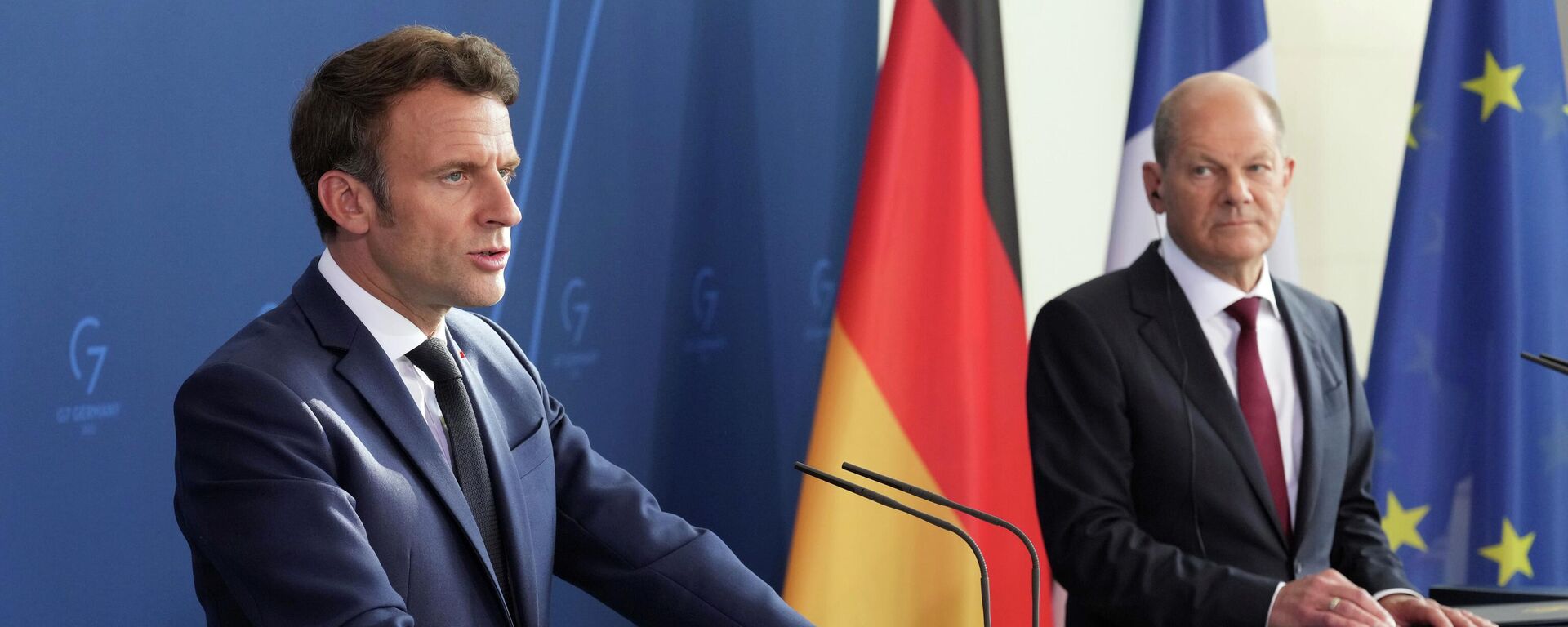 O presidente francês, Emmanuel Macron (à esquerda), fala durante coletiva de imprensa ao lado do chanceler alemão, Olaf Scholz, em Berlim, Alemanha, 9 de maio de 2022 - Sputnik Brasil, 1920, 23.07.2022
